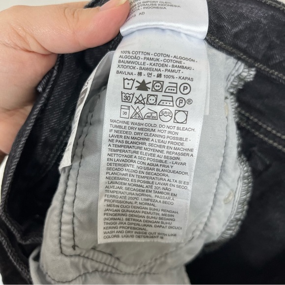 LEVI’S DISTRESSED BLACK DENIM SHORTS WITH 6 BUTTON FLY SIZE 32 - Picture 15 of 15